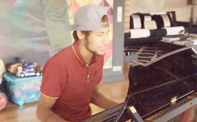 Video hài hước: Neymar trổ tài chơi nhạc và ca hát